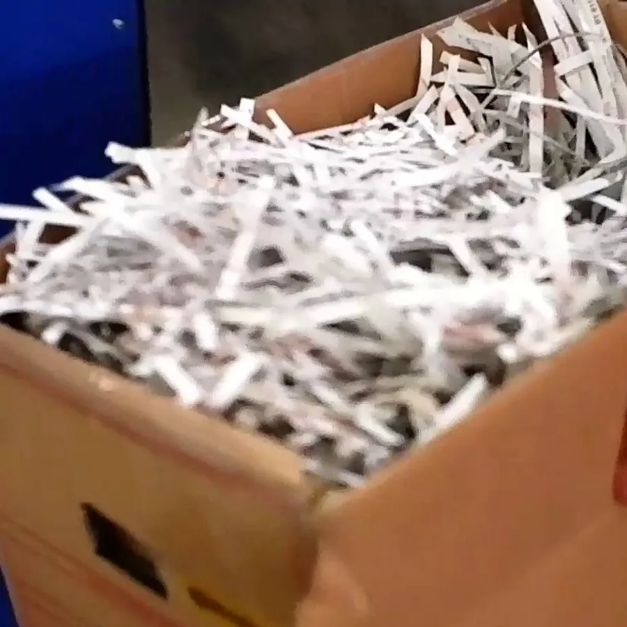 Cacahan kertas hasil pemusnahan warkat di dalam dus untuk didaur ulang
